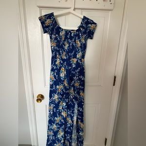 Blue floral maxi dress with slit and pockets. Size S